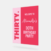 トレンディーはっきりしたピンクと赤ガーリー30歳の誕生日のサイン アクリルサイン (傾斜)