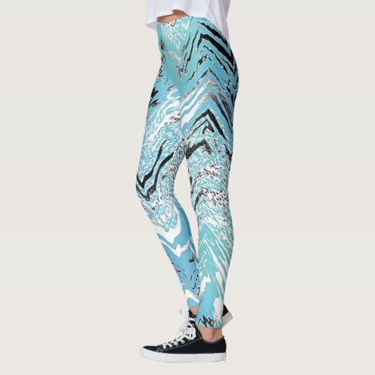 トレンディーアクアブルー白黒シェブロンジグザグザグ レギンス (左)