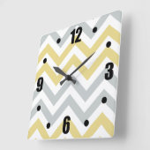トレンディーイエローとグレーのシェブロンパターン スクエア壁時計 (傾斜)