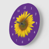 トレンディーイエローサンフラワーパープルカントリーフローラ ラージ壁時計 (傾斜)