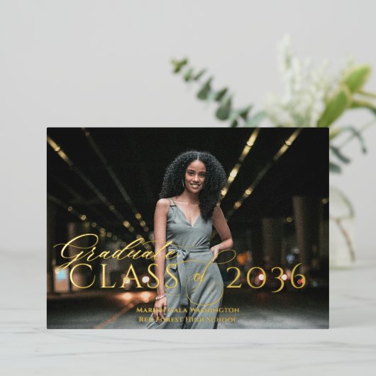 トレンディーエレガントクラシックスクリプト写真の卒業 箔招待状 (立ち正面)