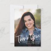 トレンディーカジュアル手書きスクリプト卒業写真 サンキューカード (正面)