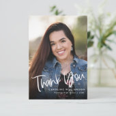 トレンディーカジュアル手書きスクリプト卒業写真 サンキューカード (スタンド正面)