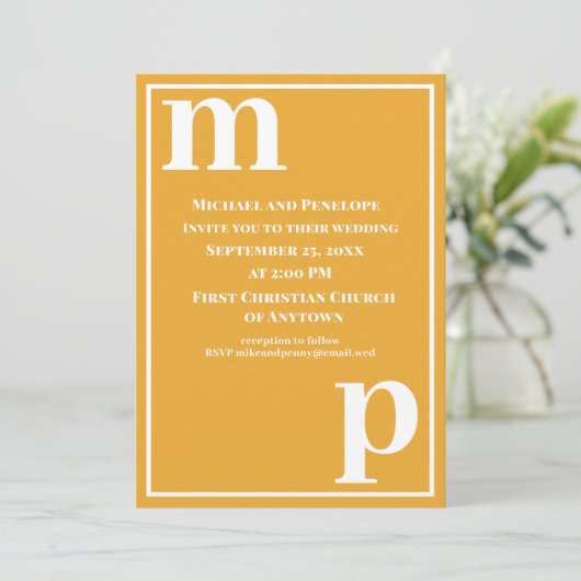 トレンディーキュートモノグラムマリゴールド結婚式招待状 招待状 (スタンド正面)