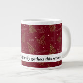 トレンディークリスマスの木々の緑の赤と引用文 ジャンボコーヒーマグカップ (正面右)