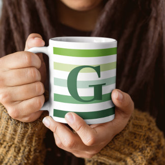 トレンディーグリーンストライプとモノグラム コーヒーマグカップ