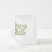 トレンディーグリーンメリーバベフォントと雪片 フロストグラスマグカップ (正面左)