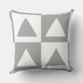 トレンディーグレーと白市松模様にの三角形のパターン クッション (裏面)