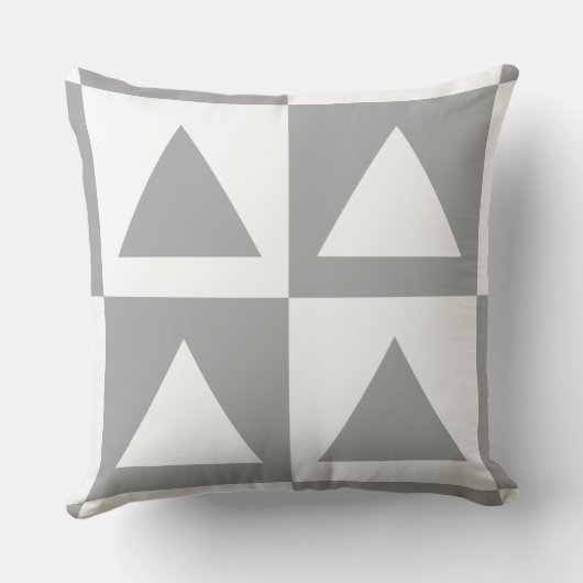 トレンディーグレーと白市松模様にの三角形のパターン クッション (裏面)