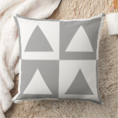 トレンディーグレーと白市松模様にの三角形のパターン クッション (ブランケット)