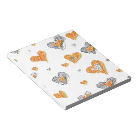 トレンディーグレーのオレンジ色のハート落書きパタンギフト ノートパッド (アングル)