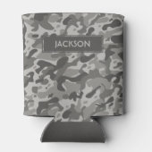 トレンディーグレーの名前の迷彩模様 缶クーラー (裏面)