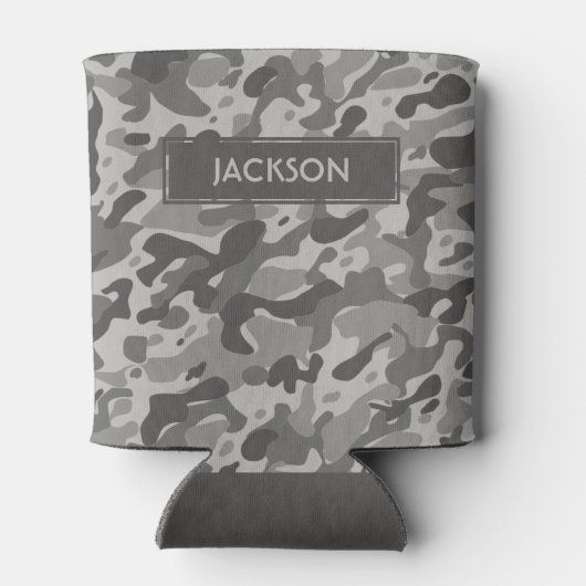 トレンディーグレーの名前の迷彩模様 缶クーラー (裏面)