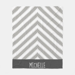 トレンディーグレー白いシボロン矢印と名前 フリースブランケット