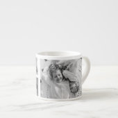 トレンディーコラージファミリーフォトブラック&ホワイトイニシャル エスプレッソカップ (正面右)