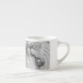 トレンディーコラージファミリーフォトブラック&ホワイトイニシャル エスプレッソカップ (右)