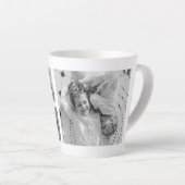 トレンディーコラージファミリーフォトブラック&ホワイトイニシャル カフェラテマグ (右アングル)