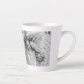 トレンディーコラージファミリーフォトブラック&ホワイトイニシャル カフェラテマグ (右)