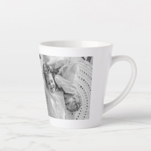 トレンディーコラージファミリーフォトブラック&ホワイトイニシャル カフェラテマグ (右)