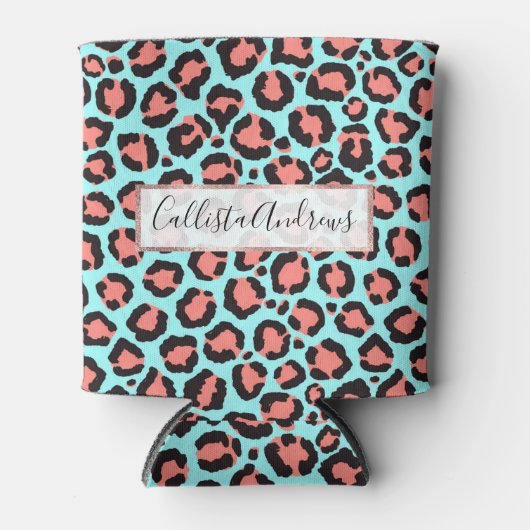 トレンディーコーラルアートミントティール(緑がかった色)レオパードアニマルプリント 缶クーラー (正面)