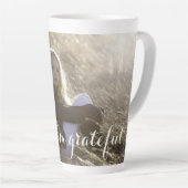 トレンディーゴールデンカボチャ私は感謝の写真 カフェラテマグ (右アングル)