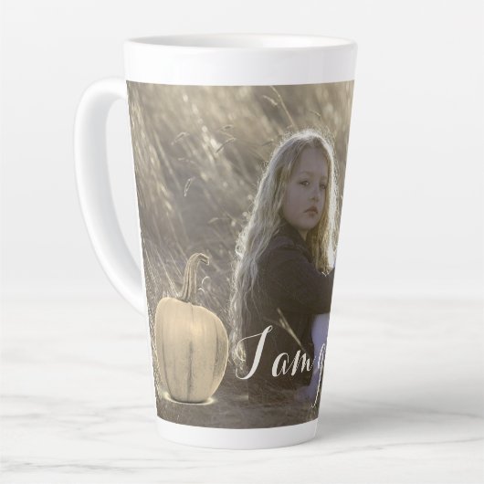 トレンディーゴールデンカボチャ私は感謝の写真 カフェラテマグ (左アングル)