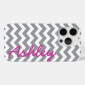 トレンディーシェブロンパターン(名前あり) – ピンクグレー Case-Mate iPhoneケース (裏面 (横))