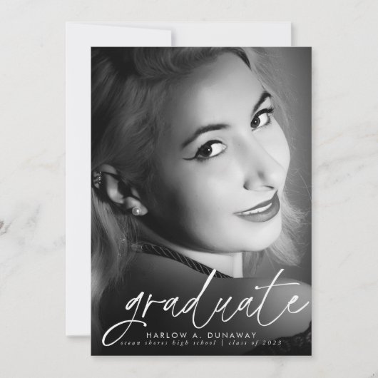 トレンディースクリプトホワイトオーバーレイ2枚の写真卒業 案内状 (正面)