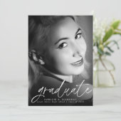 トレンディースクリプトホワイトオーバーレイ2枚の写真卒業 案内状 (スタンド正面)