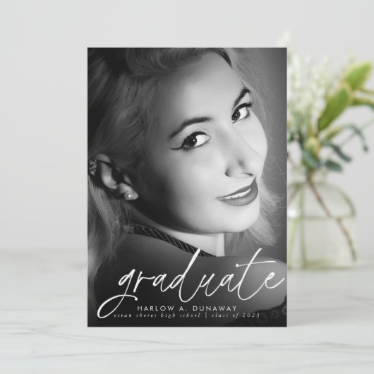 トレンディースクリプトホワイトオーバーレイ2枚の写真卒業 案内状 (スタンド正面)