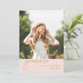 トレンディースクリプト赤面ピンクと金ゴールド卒業パーティー 招待状 (スタンド正面)