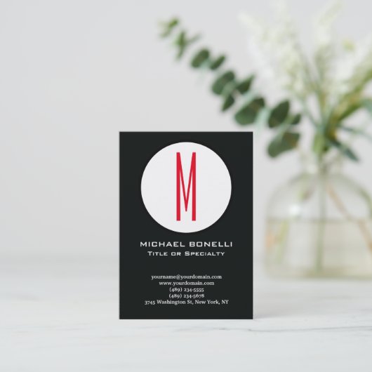 トレンディースタイリッシュモダン赤モノグラム白黒 名刺 (スタンド正面)
