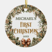 トレンディーセージフェイクグリーン金ゴールドベビー初めてのクリスマス セラミックオーナメント (正面)