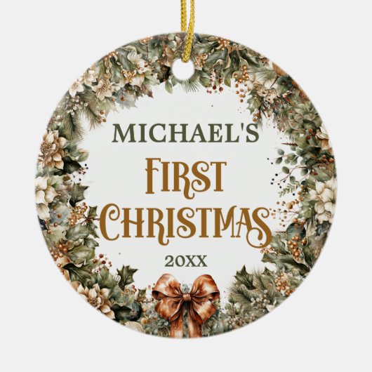 トレンディーセージフェイクグリーン金ゴールドベビー初めてのクリスマス セラミックオーナメント (正面)