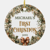 トレンディーセージフェイクグリーン金ゴールドベビー初めてのクリスマス セラミックオーナメント (裏面)