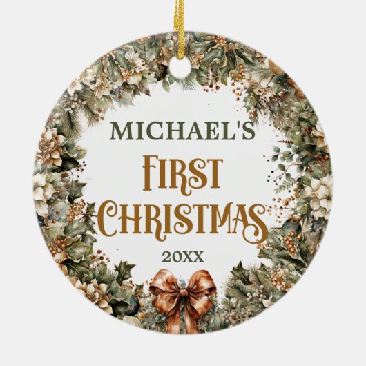 トレンディーセージフェイクグリーン金ゴールドベビー初めてのクリスマス セラミックオーナメント (裏面)