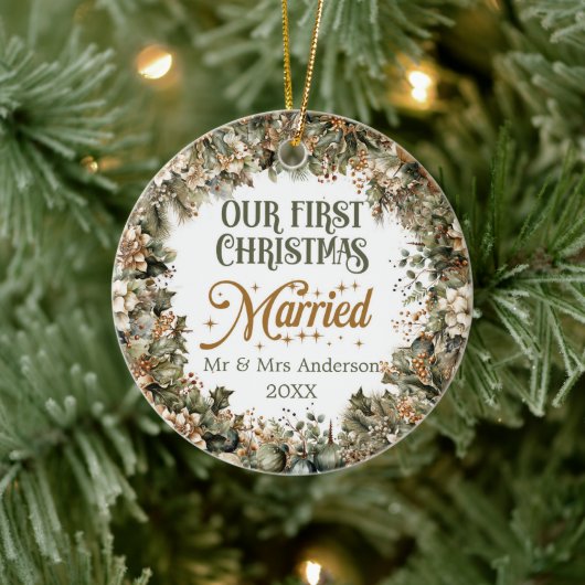 トレンディーセージフェイクグリーン金ゴールド私たちの初めてのクリスマス セラミックオーナメント (ツリー)