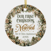トレンディーセージフェイクグリーン金ゴールド私たちの初めてのクリスマス セラミックオーナメント (正面)