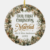 トレンディーセージフェイクグリーン金ゴールド私たちの初めてのクリスマス セラミックオーナメント (裏面)