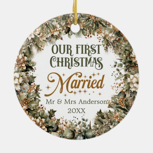 トレンディーセージフェイクグリーン金ゴールド私たちの初めてのクリスマス セラミックオーナメント (裏面)