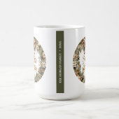 トレンディーセージ緑とフェイク金ゴールド白ポインセチア コーヒーマグカップ (中央)
