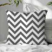 トレンディーダークグレーとホワイトシェブロンジグザグリストライプング クッション