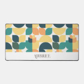 トレンディーティール（緑がかった色）と黄色の幾何学的パターン デスクマット (正面)