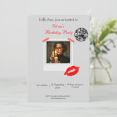 トレンディーディスコのポラロイドフレームと赤い唇の誕生日 招待状 (スタンド正面)