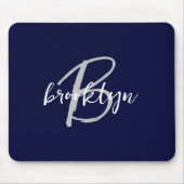 トレンディーネイビーブルーグレーホワイトスクリプトモノグラム マウスパッド (正面)