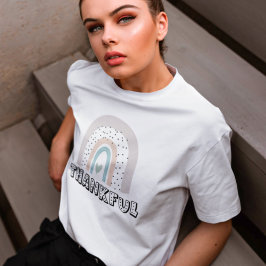 トレンディーパステルレインボータイポグラフィサンクフル Tシャツ