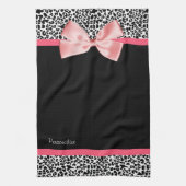 トレンディーヒョウ柄と名前の付いたピンクリボン キッチンタオル (縦)