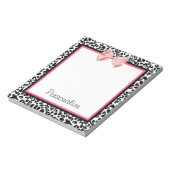 トレンディーヒョウ柄と名前の付いたピンクリボン ノートパッド (回転)