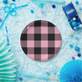 トレンディーピンクと黒バッファロープレイド ペーパープレート (パーティー)