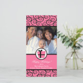 トレンディーピンクの渦巻き旋回ギフトクリスマスフォトカード シーズンカード (スタンド正面)